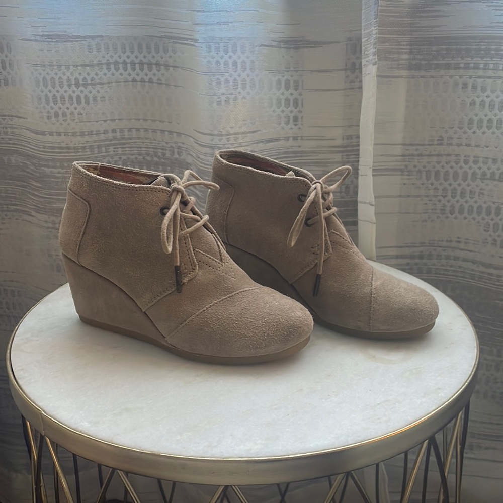 EUC Toms Beige Desert Wedge Bootie, Sz. 6.5